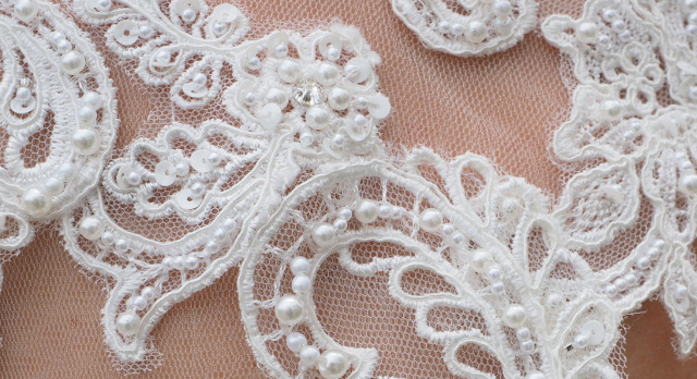 Perlen auf dem Brautkleid